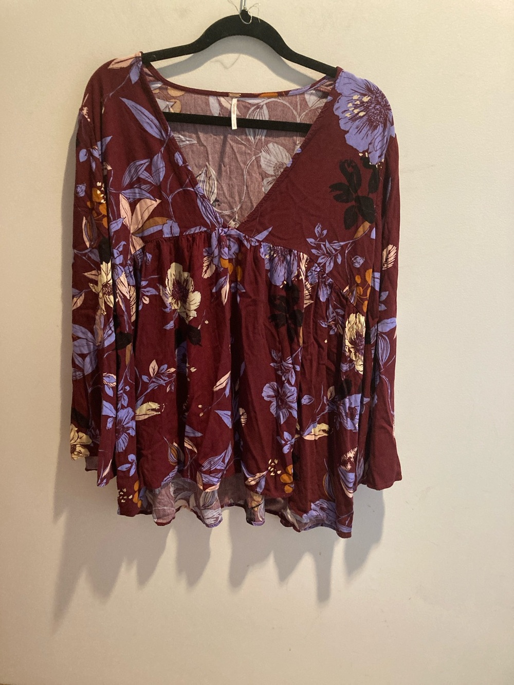 FREE PEOPLE Boho Floral V-Neck Tunic in Burgundy large, pit.20”. Length 30”
